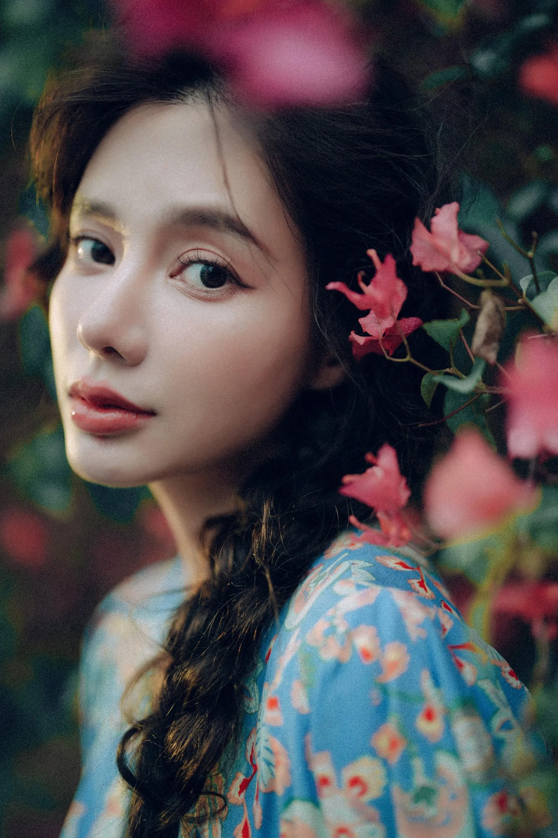[艺图语] 2022.06.25 发光的发丝，三角梅瀑布下的女神 姝雯同学 [55P]插图1